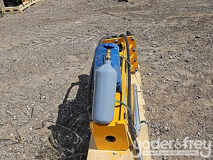 2025-caterpillar-304-image-8