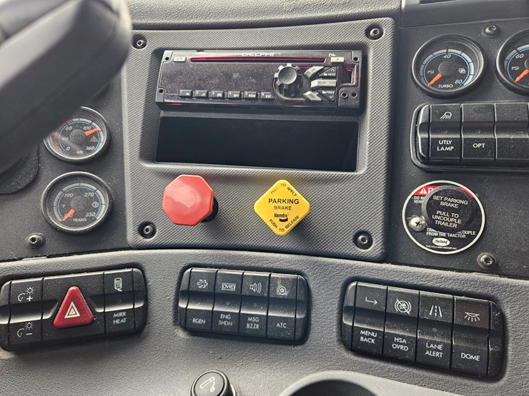 2017-freightliner-cascadia-125-image-58