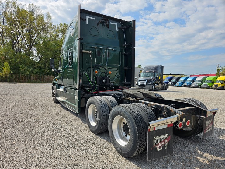 2017-freightliner-cascadia-125-image-12