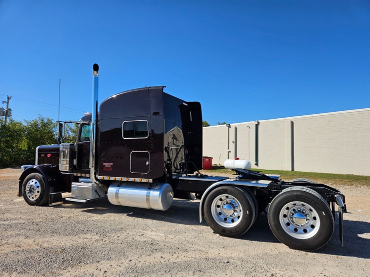 2013-peterbilt-389-image-12