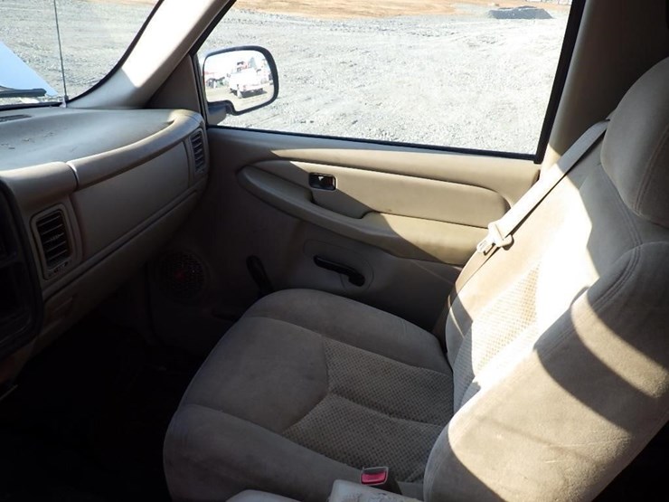 2005-chevrolet-2500hd-image-27
