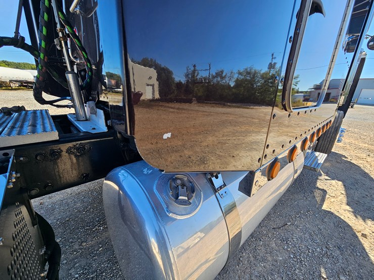 2013-peterbilt-389-image-105
