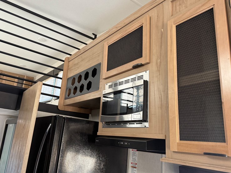 #6895-•-2024-forrest-river-timberwolf-mini-loft-camper-image-31