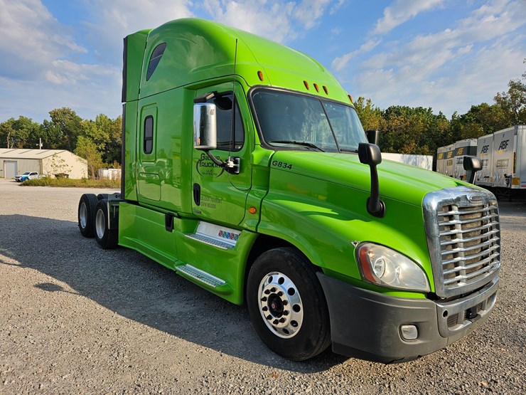 2017-freightliner-cascadia-125-image-23
