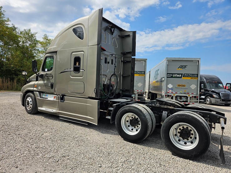 2017-freightliner-cascadia-125-image-11