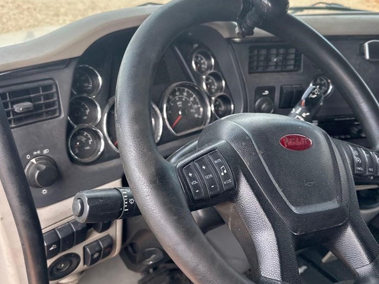 2020-peterbilt-579-image-21