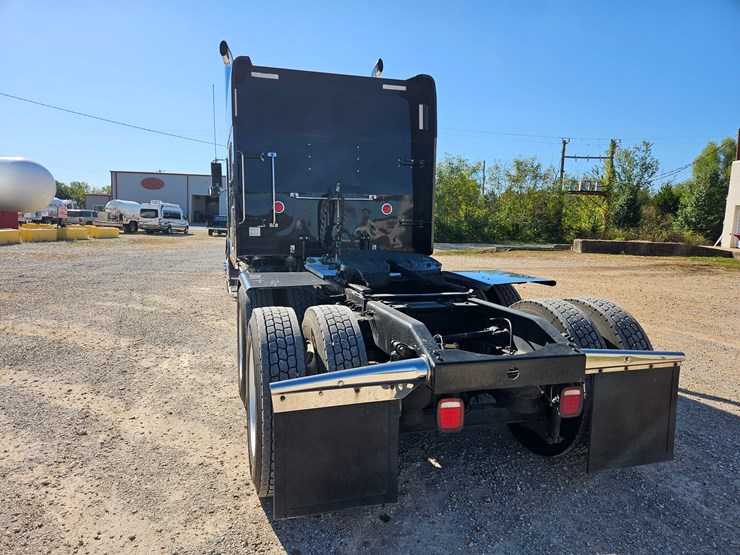 2013-peterbilt-389-image-16