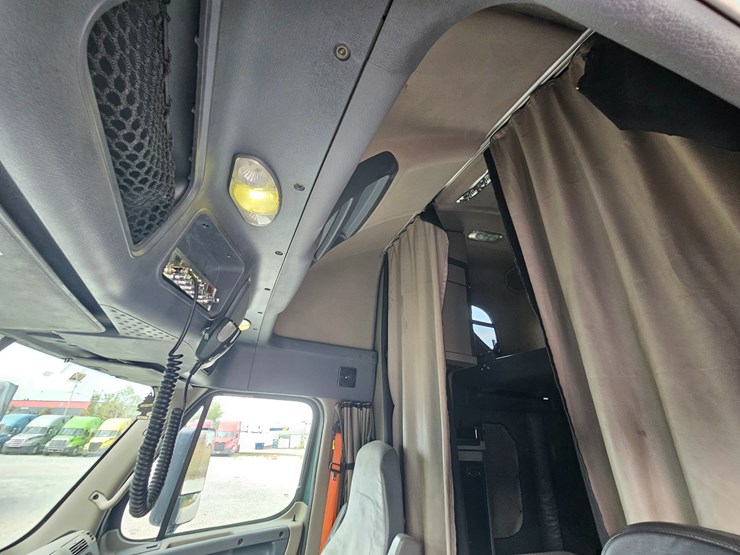 2017-freightliner-cascadia-125-image-52