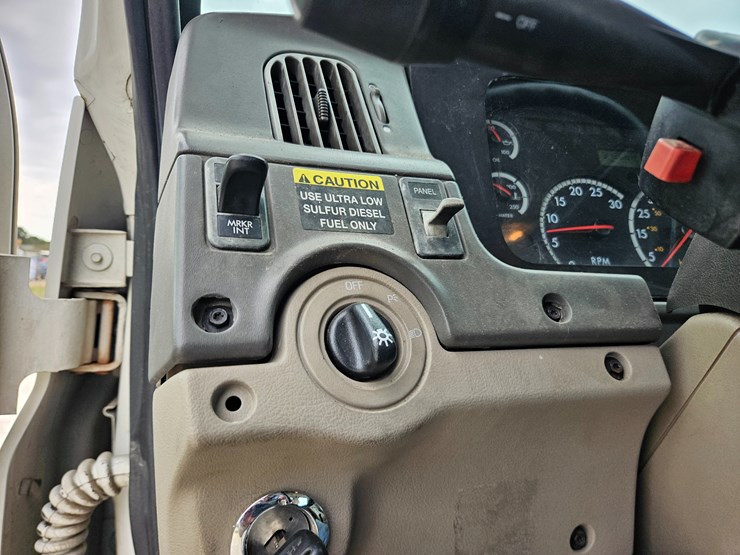 2008-sterling-l9500-image-67