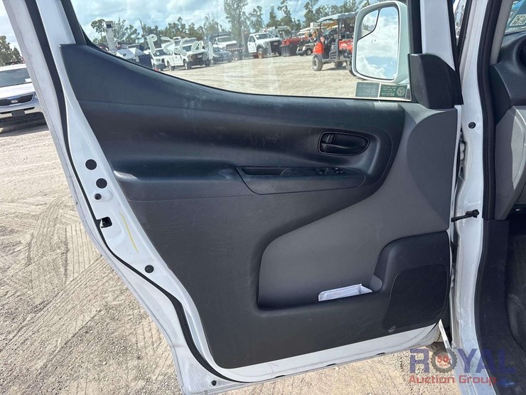 2017-nissam-nv200-cargo-van-image-10