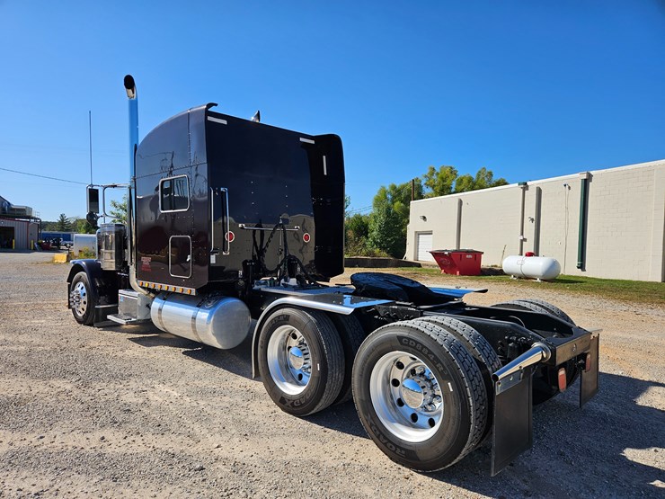 2013-peterbilt-389-image-14