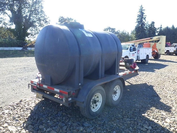 load-trail-12'-t/a-1,065-gallon-water-trailer-image-4