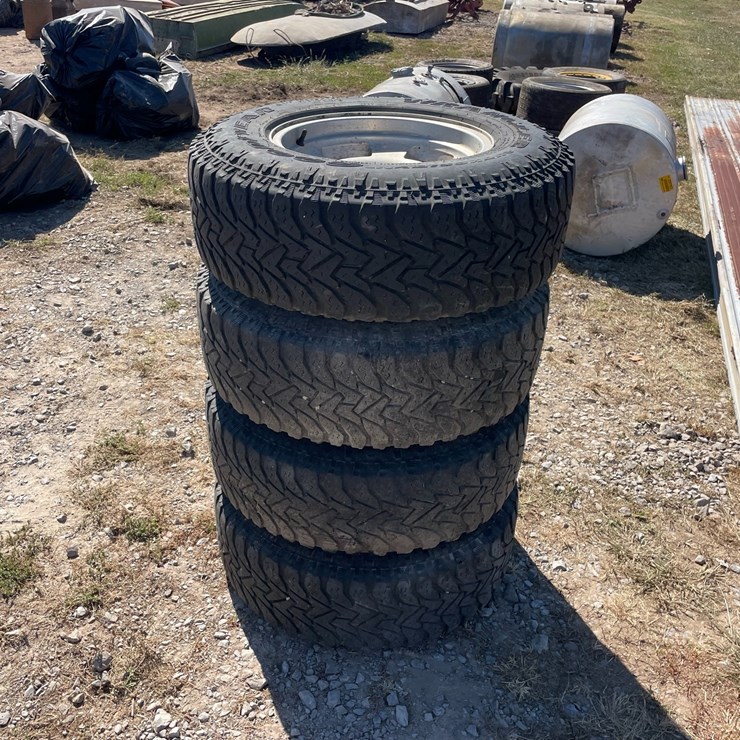 #2001 • Lot of (4) 246/75R16 Tires Inv# 29764