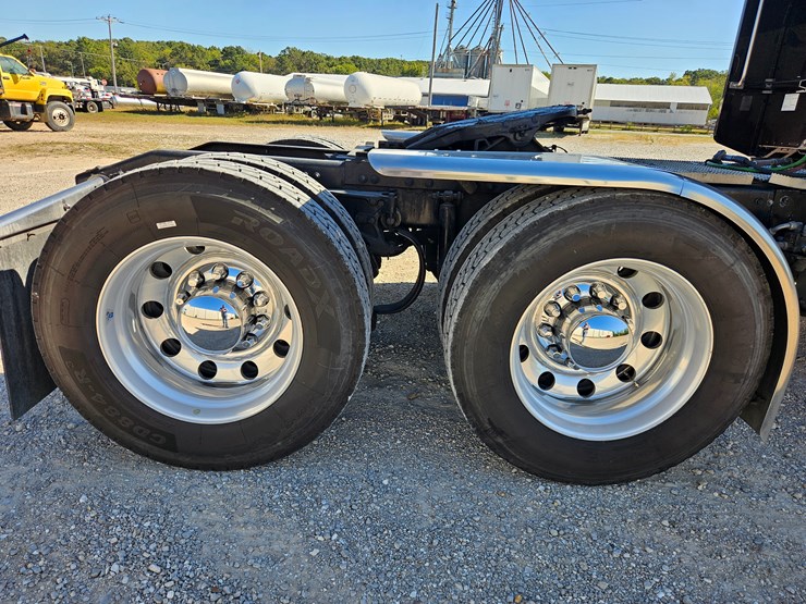 2013-peterbilt-389-image-94