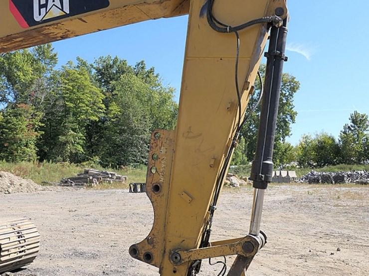 2011-caterpillar-320d-image-12