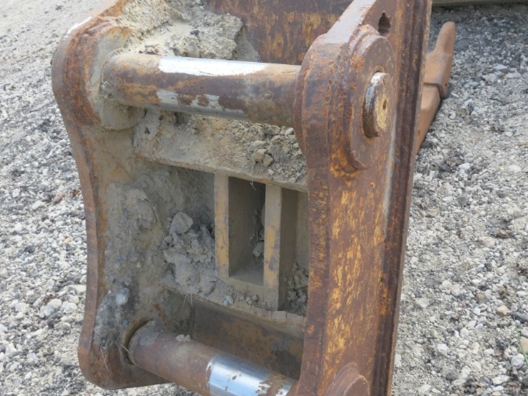 caterpillar-235-image-3