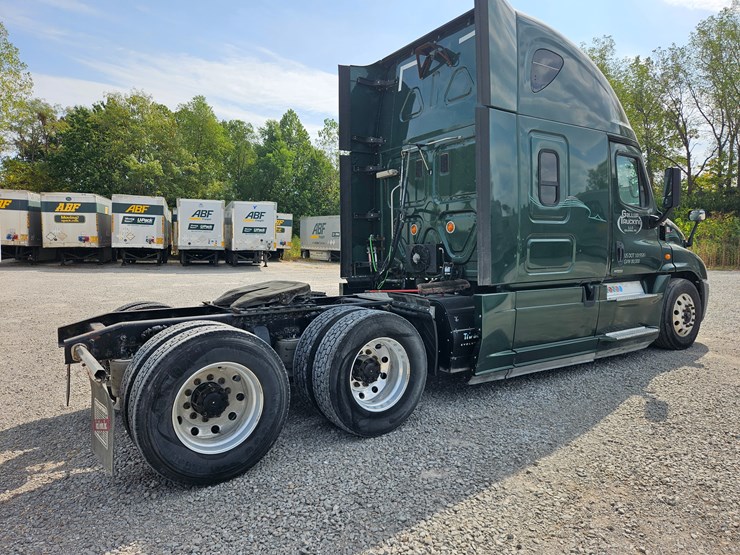 2017-freightliner-cascadia-125-image-17