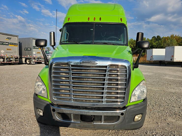 2017-freightliner-cascadia-125-image-25