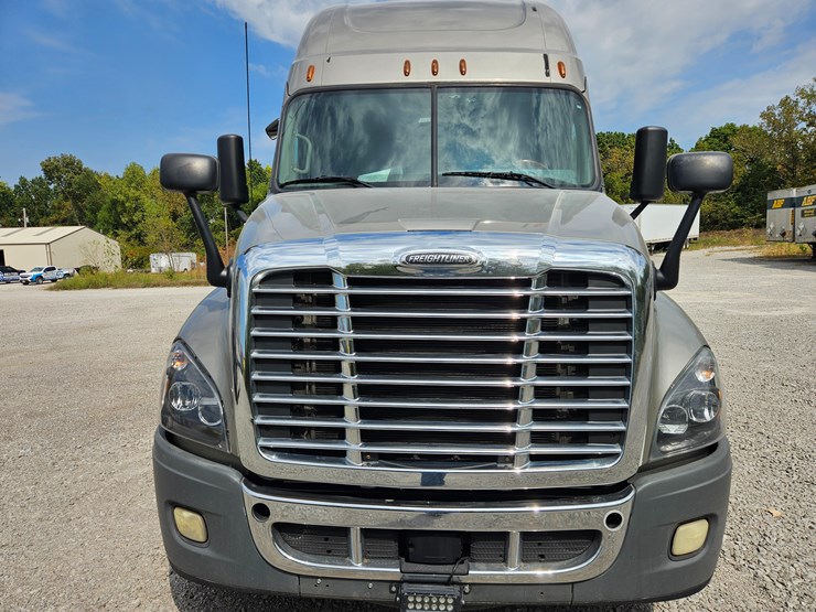 2017-freightliner-cascadia-125-image-29