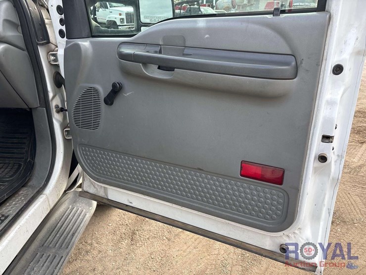 2003-ford-f550-image-34