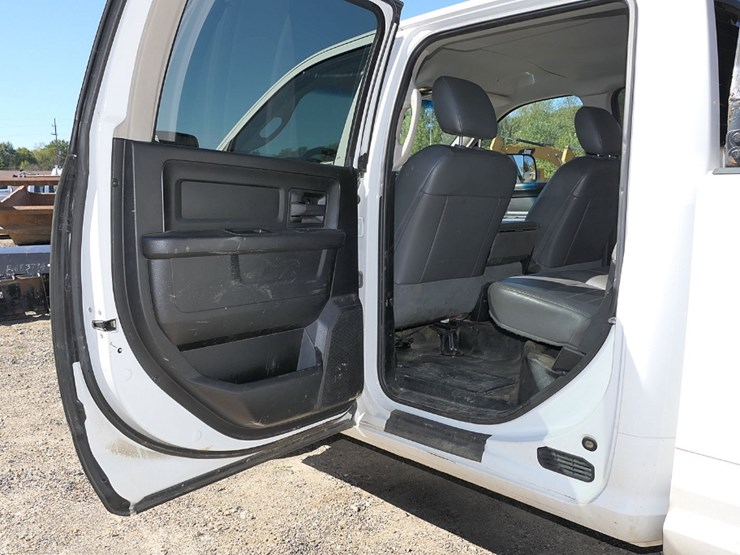 2017-dodge-ram-3500-image-23