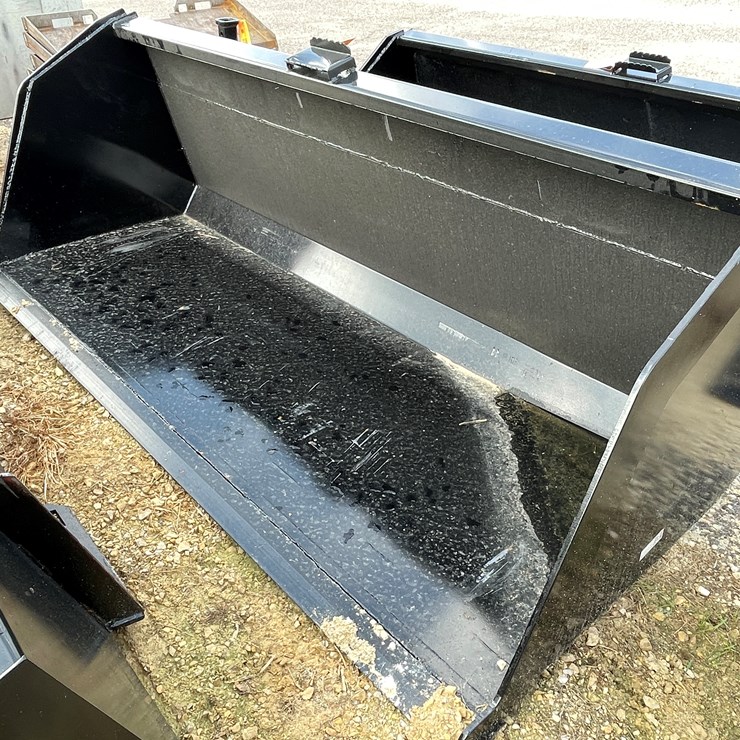 #3007 • Skid Steer 7' Dirt Bucket