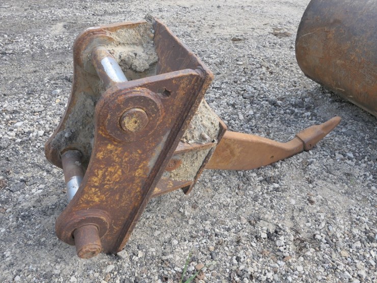 caterpillar-235-image-2