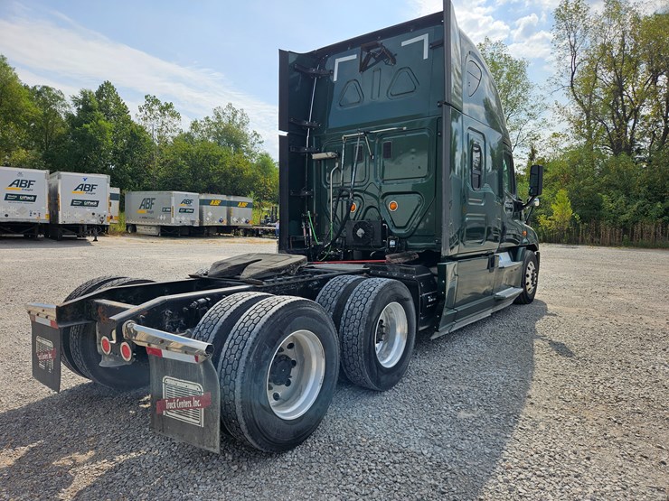 2017-freightliner-cascadia-125-image-16