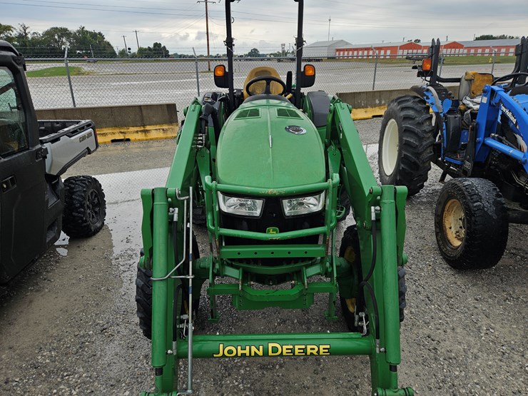 2015-john-deere-4044r-image-4