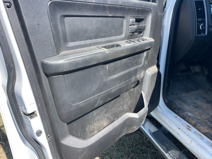 2017-dodge-3500-image-25