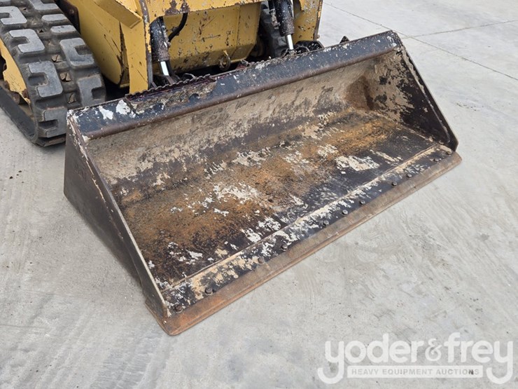 2016-caterpillar-259d-image-10