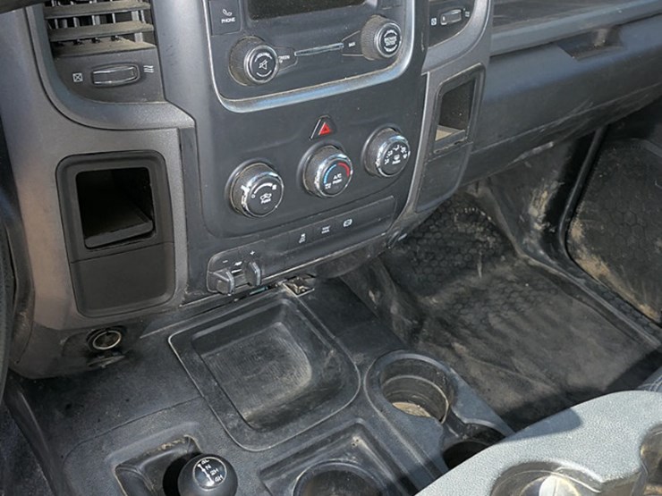 2017-dodge-ram-3500-image-30