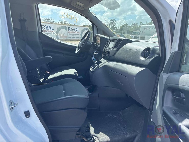2017-nissam-nv200-cargo-van-image-21