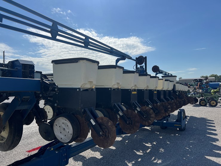2002-kinze-3600-image-15