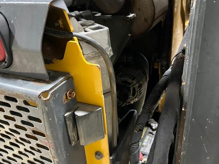 deere-323d-image-17