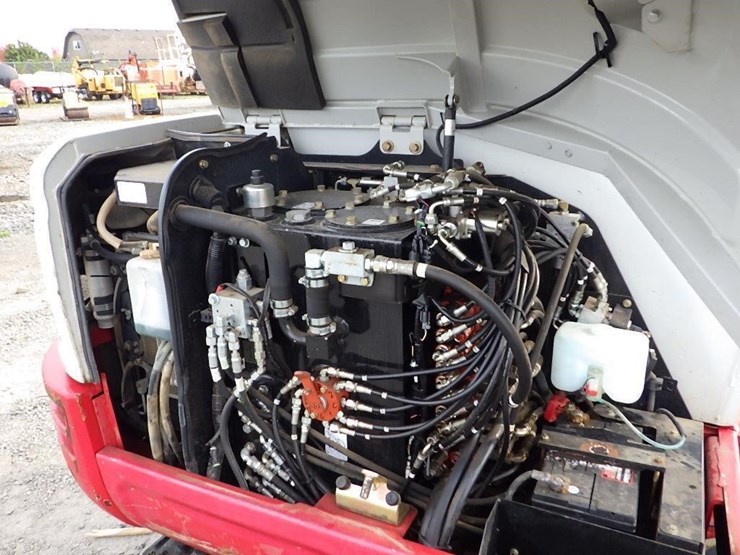 takeuchi-tb240-image-22