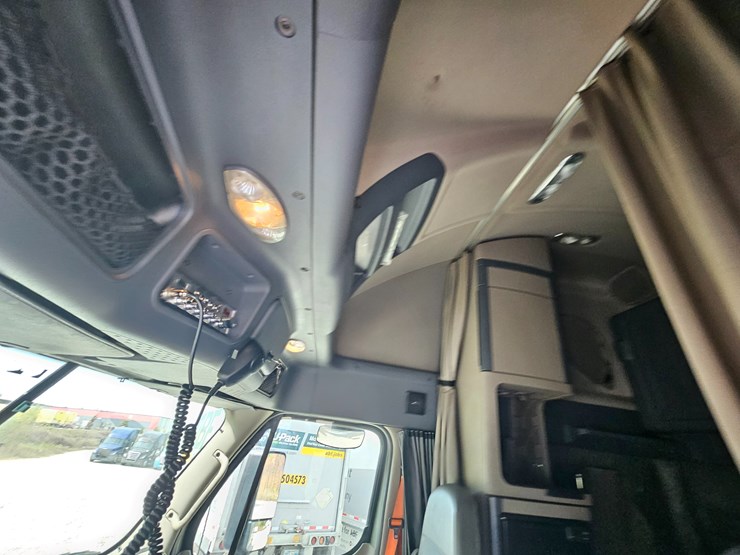 2017-freightliner-cascadia-125-image-57