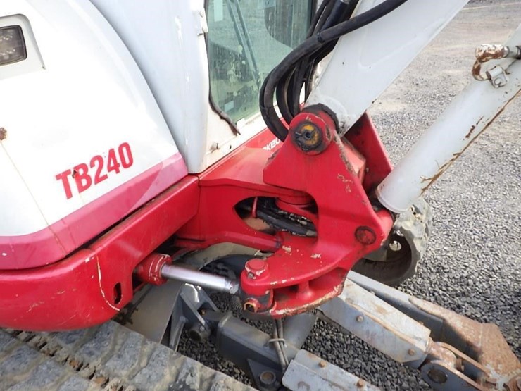 takeuchi-tb240-image-17