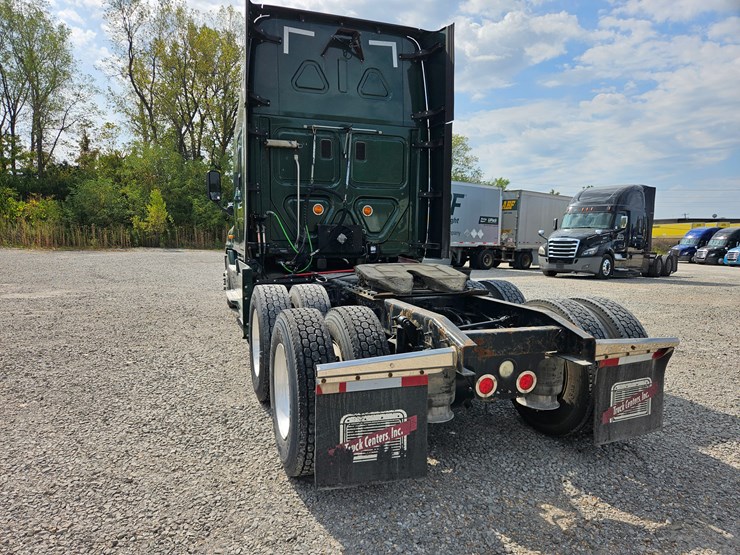 2017-freightliner-cascadia-125-image-13