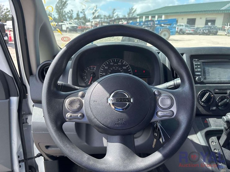 2017-nissam-nv200-cargo-van-image-14