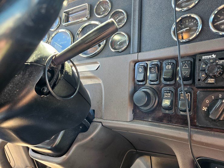 2013-peterbilt-389-image-73