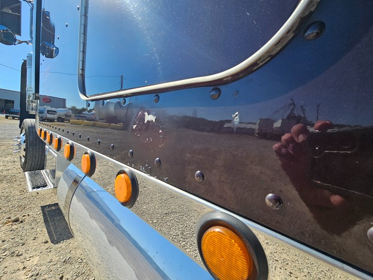 2013-peterbilt-389-image-109