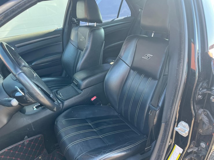 2012-chrysler-300-s-image-16