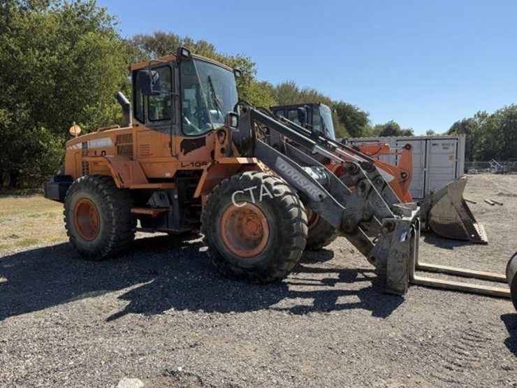 #221-•-doosan-wheel-loader-w/-bucket-image-2