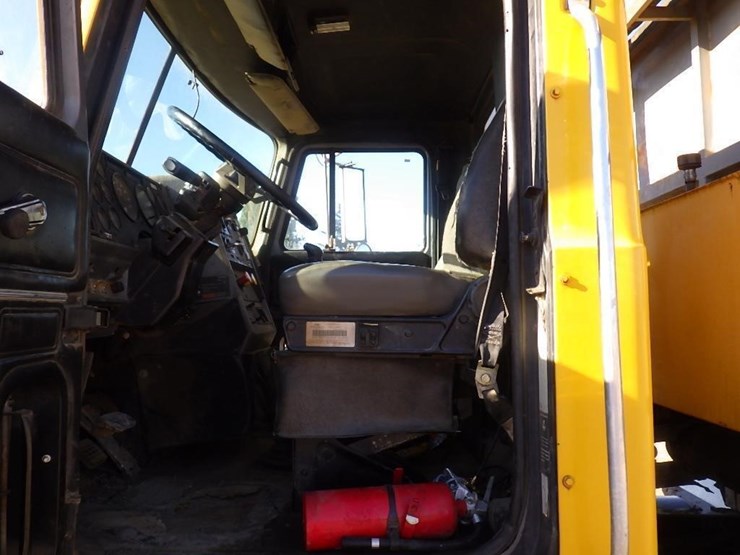 1999-mack-ch613-image-32