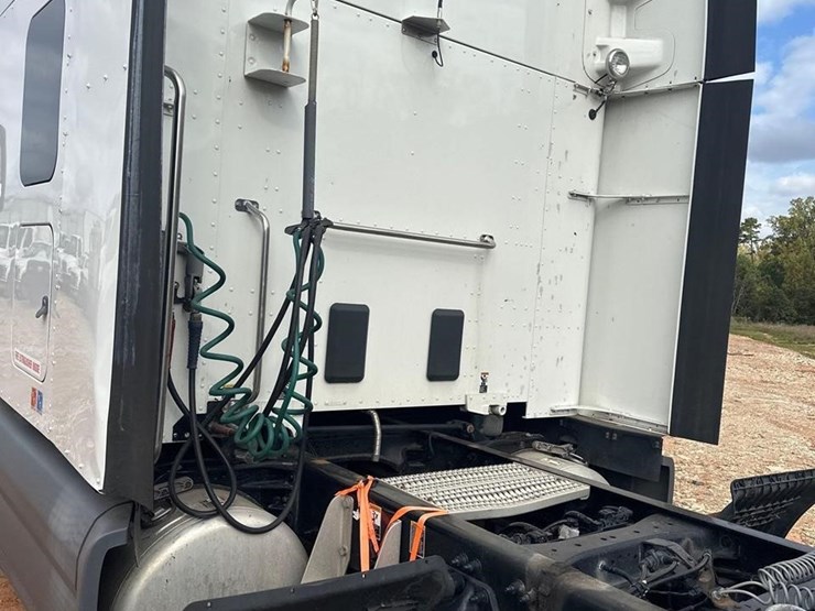2020-peterbilt-579-image-13