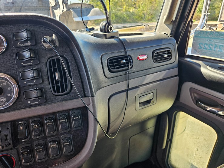 2013-peterbilt-389-image-65