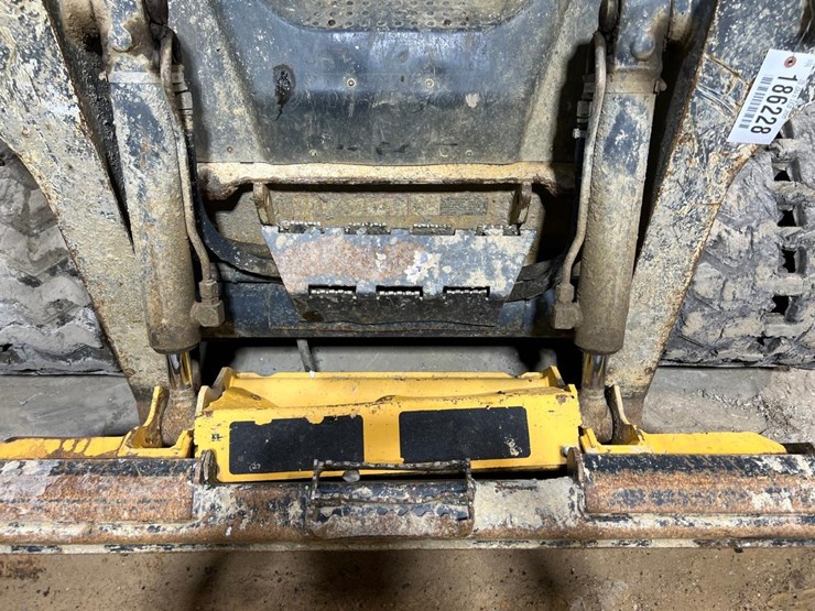 deere-323d-image-10
