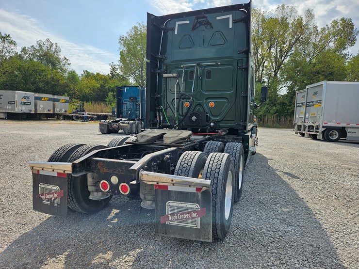 2017-freightliner-cascadia-125-image-15