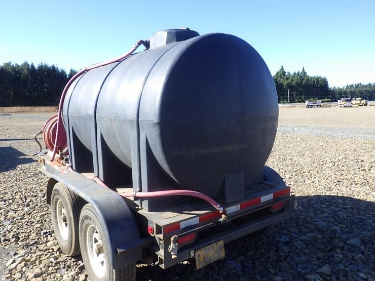load-trail-12'-t/a-1,065-gallon-water-trailer-image-8